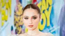 Makeup yang digunakan oleh Syifa ini pun terlihat lebih tebal dan berfokus pada bagian mata. Saat acara berlangsung, dirinya juga terlihat memakai perhiasan simpel namun mewah. (Liputan6.com/IG/@syifahadju)