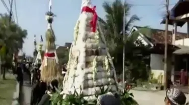 Gunungan apem beserta sejumlah jajanan dan hasil bumi diarak menuju makam leluhur desa.