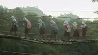 [VIDEO] Siswa 'Bergelantungan' di Jembatan Demi ke Sekolah