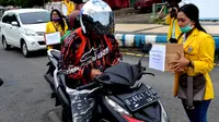 Puluhan mahasiswa Bengkulu melakukan aksi penggalangan dana untuk para pengungsi akibat peningkatan aktifitas Gunung Agung (Liputan6.com/Yuliardi Hardjo)