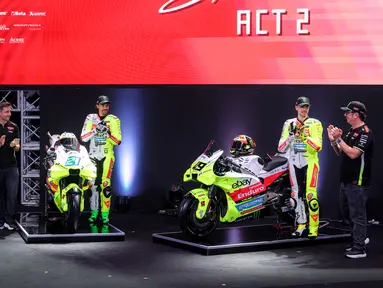 Pembalap MotoGP, Franco Morbidelli dan Fabio Di Giannantonio hadir dalam launching tim Pertamina Enduro VR46 yang berlangsung di Balai Kartini, Jakarta, Sabtu (25/01/2025). (Bola.com/Bagaskara Lazuardi)