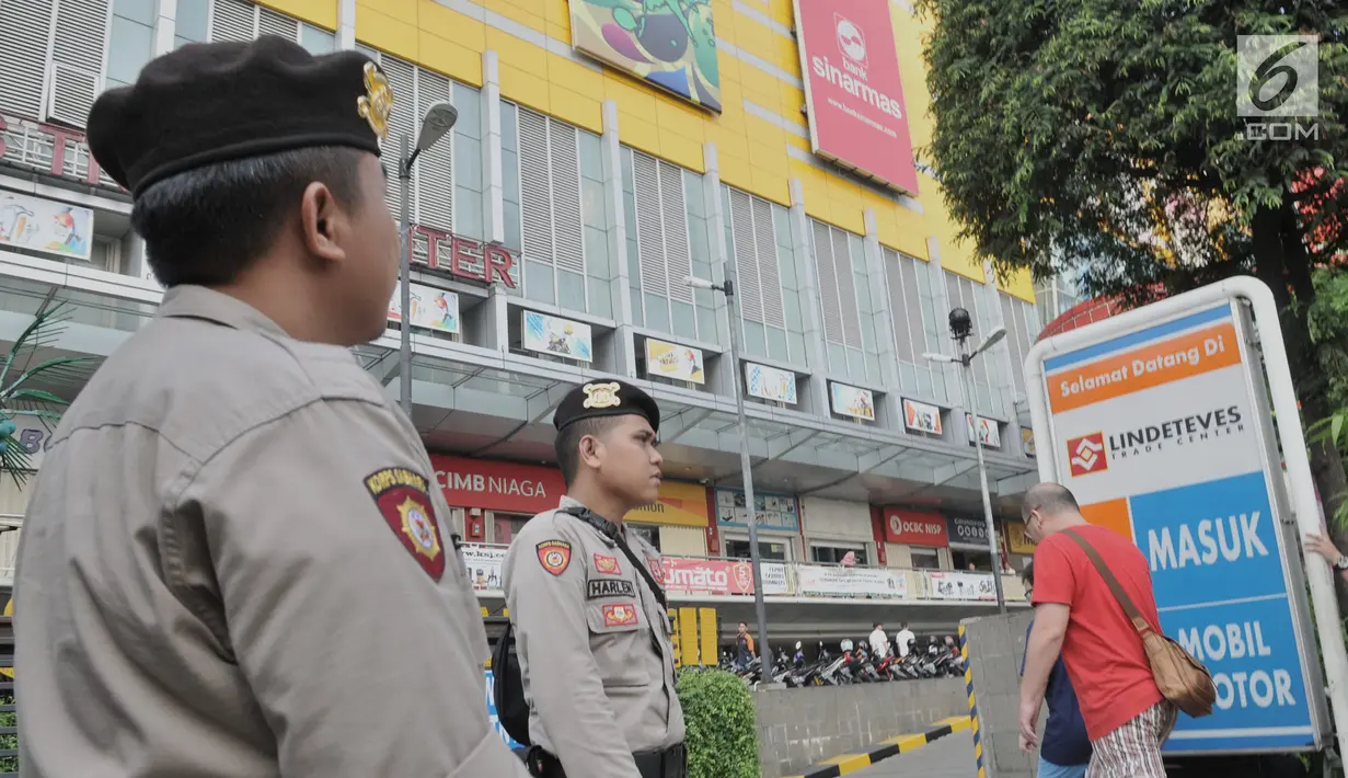 Polisi berjaga di pusat perbelanjaan kawasan Glodok, Jakarta, Kamis (27/6/2019). TNI dan Polri mengamankan sejumlah pusat perbelanjaan di Jakarta guna mengantisipasi hal tidak diinginkan saat pembacaan putusan sidang sengketa Pilpres 2019. (merdeka.com/Iqbal Nugroho)