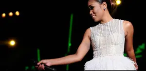 Evi Masamba memang layak dinobatkan menjadi juara D'Academy 2. Berikut Bintang.com rangkumkan delapan aksi terbaik Evi Masamba di panggung D'Academy 2.