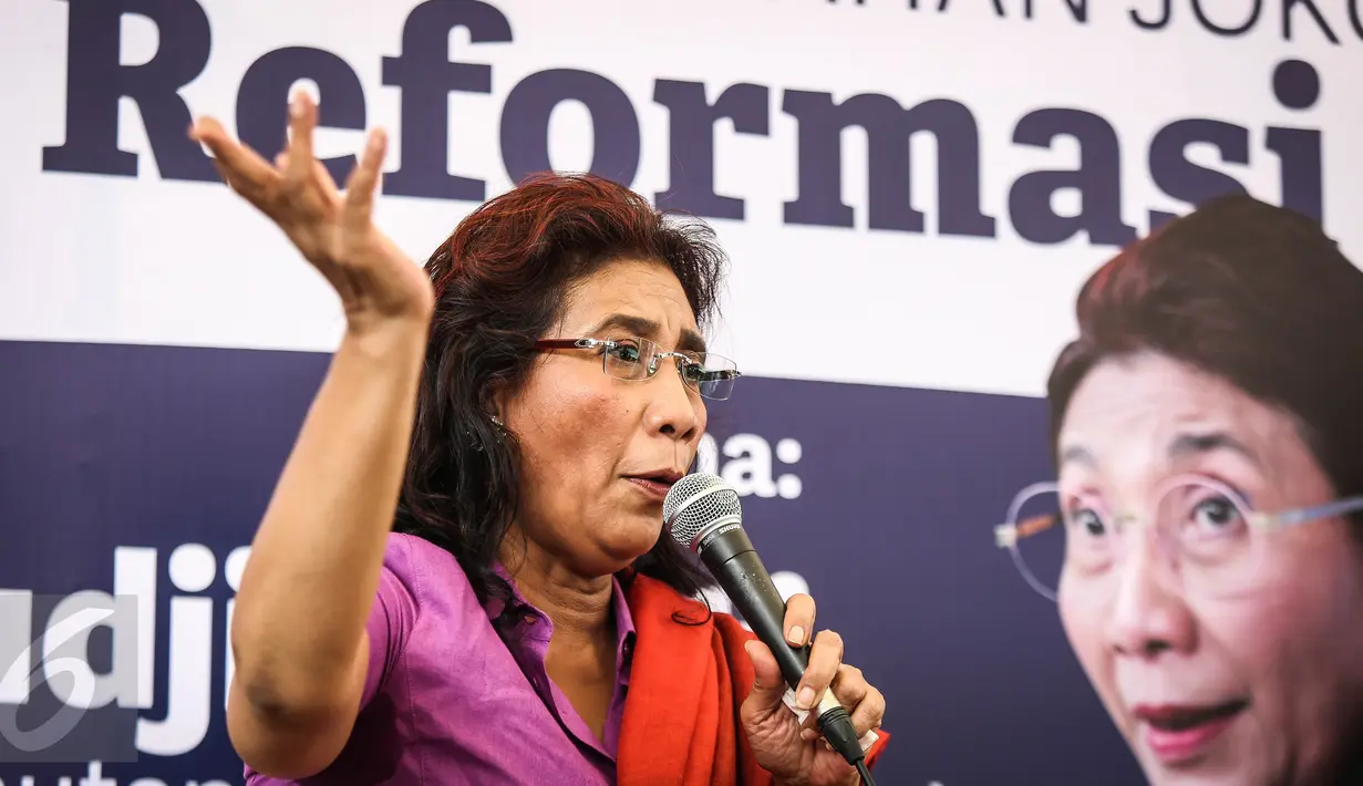 Menteri Kelautan dan Perikanan Susi Pudjiastuti menjadi pembicara dalam diskusi 2 Tahun Jokowi-JK di Jakarta, Kamis (20/10). Susi mengakui telah banyak perubahan positif khususnya di sektor perikanan selama dua tahun berjalan. (Liputan6.com/Faizal Fanani)