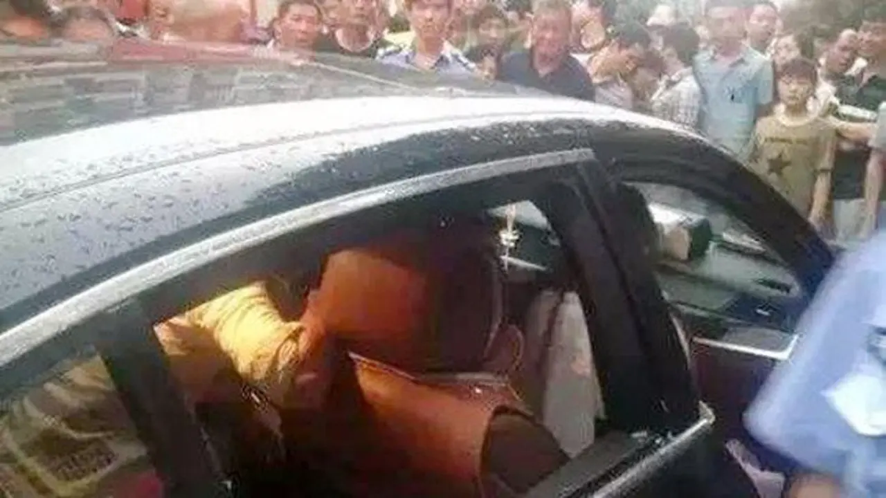 Ibu Menolak Selamatkan Anak Sendiri Dengan Alasan Mobil Mahal