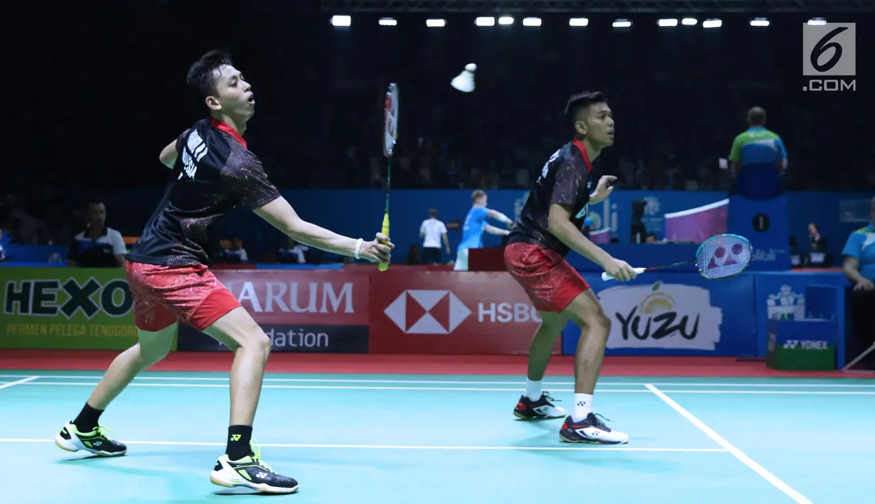 Ganda putra Indonesia, Fajar Alfian/M Rian Ardianto mengembalikan kok ke arah Jelle Maas/Robin Tabeling (Belanda) pada 16 besar Indonesia Open 2018, Istora GBK, Jakarta, Kamis (5/7). Fajar/Rian unggul 21-18, 19-21, 21-14. (Liputan6.com/Helmi Fithriansyah)