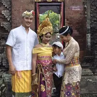 Putri Happy Salma Dibalut Pakaian khas Bali saat Upacara Bungan Jaje. [@happysalma]