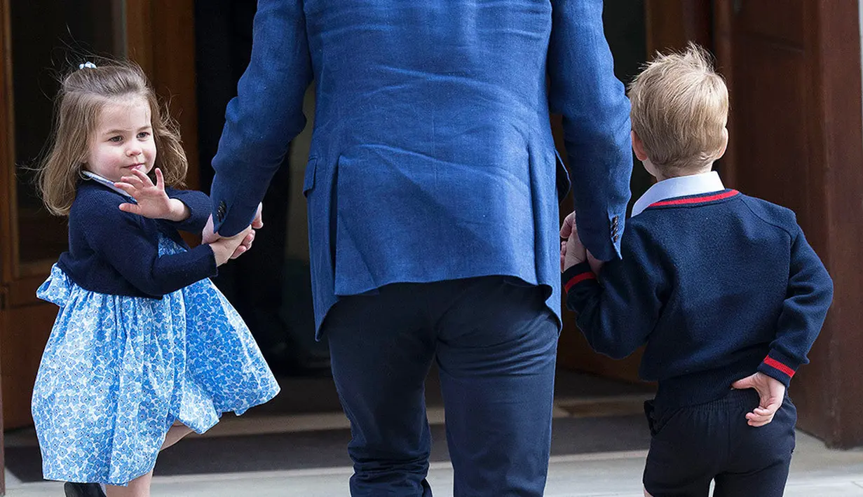 Saat ini Pangeran George bersekolah di Thomas's of Battersea dan Charlotte di Willcock's Nursery School. (DAVID HARTLEYREXSHUTTERSTOCK/HollywoodLife)