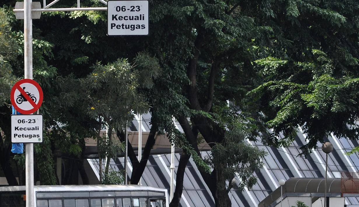 Sejumlah Sepeda motor melintasi jalan Sudirman, Sabtu, (30/4). Sebelumnya beredar kabar bahwa kebijakan Pemerintah Daerah akan mulai secara efektif melarang sepeda motor melintasi kawasan Senayan-Thamrin pada 1 Mei 2016 besok. (Liputan6.com/Johan Tallo)