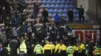 Pendukung Manchester City bereaksi setelah tim kesayangnya dikalahkan Wigan Athletic pada babak kelima Piala FA di Stadion DW, Senin (19/2). Suporter Manchester City melemparkan berbagai benda, termasuk papan iklan, ke arah lapangan. (Oli SCARFF/AFP)