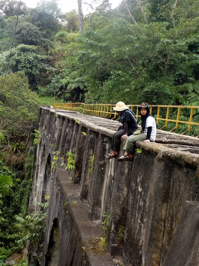Jembatan menuju sungai biru di Kota Padang. (Foto: Liputan6.com/ Novia Harlina)