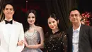 Nagita Slavina tampil mengenakan long dress hitam dengan bordiran bunga, didampingi suaminya Raffi Ahmad yang mengenakan setelan jas hitam. [@raffinagita1717]
