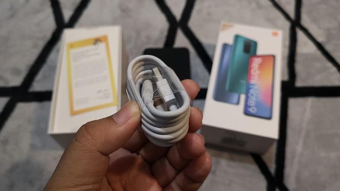 Bongkar Boks Penjualan Redmi Note 9 (/Agustinus M.Damar)