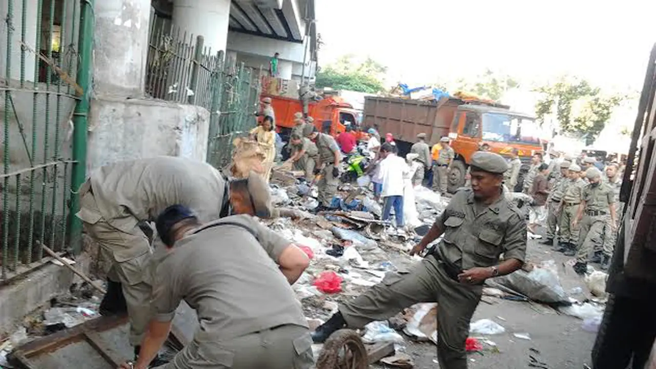 Penggusuran lapak liar di Pasar Klender.