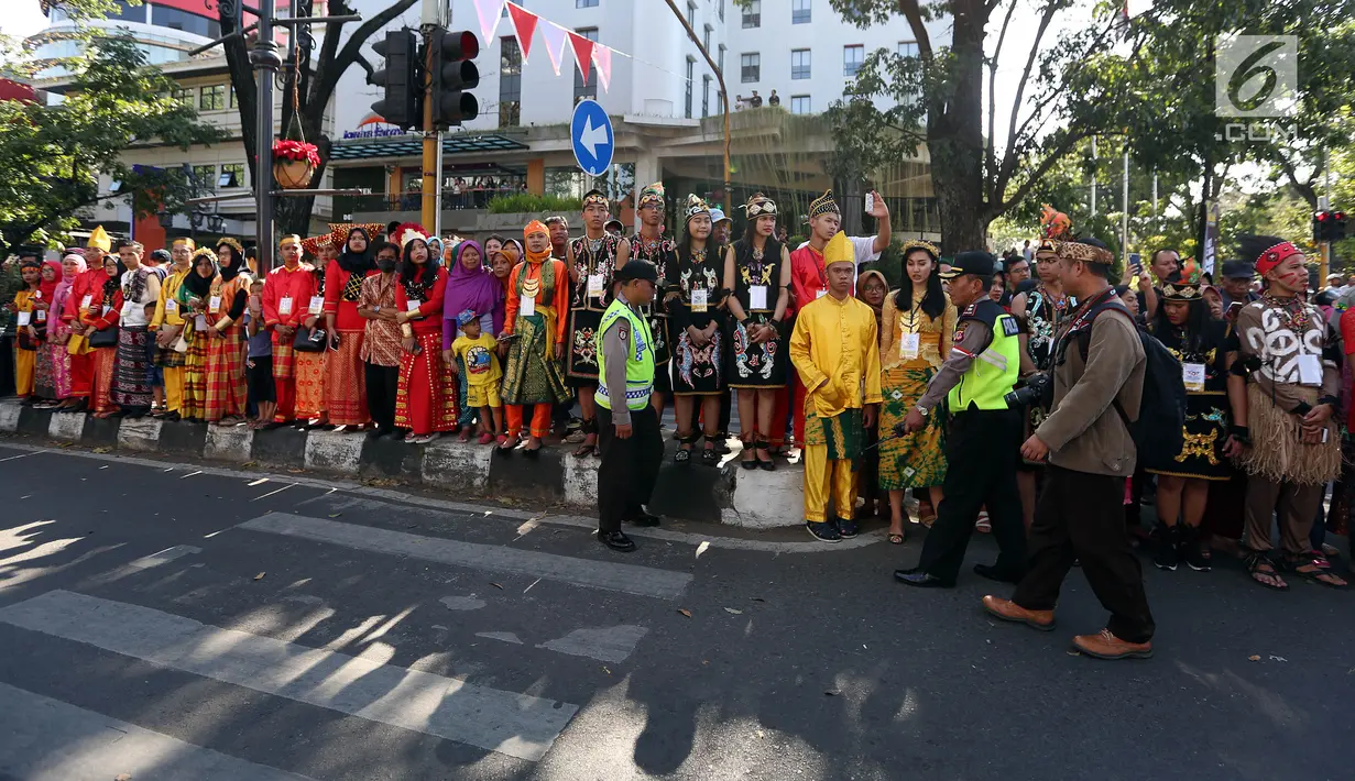 Sejumlah orang berbaju tradisional memadati lokasi Karnaval Kemerdekaan Pesona Parahyangan 2017 di sekitar jalanan utama Kota Bandung, Sabtu (26/8). Karnaval ini merupakan rangkaian dan penutupan HUT Kemerdekaan RI ke-72. (Liputan6.com/Johan Tallo)