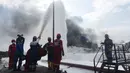 Tim HSSE & Fire Fighter Pertamina berupaya memadamkan api pada kebakaran tangki minyak Pertamina RU VI Balongan, Indramayu, Rabu (31/3/2021). Memasuki hari ketiga pascakebakaran, tim Emergency Pertamina berhasil memadamkan tiga tangki dari total empat tangki yang terbakar. (Dok. Humas Pertamina)