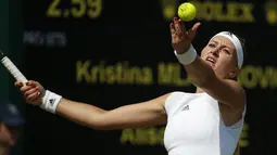 Kristina Mladenovic melakukan servis kearah lawannya Alison Riske pada hari keempat tunggal putri di Wimbledon Tennis Championships 2017, London , (6/7/2017). (AP/Alastair Grant)