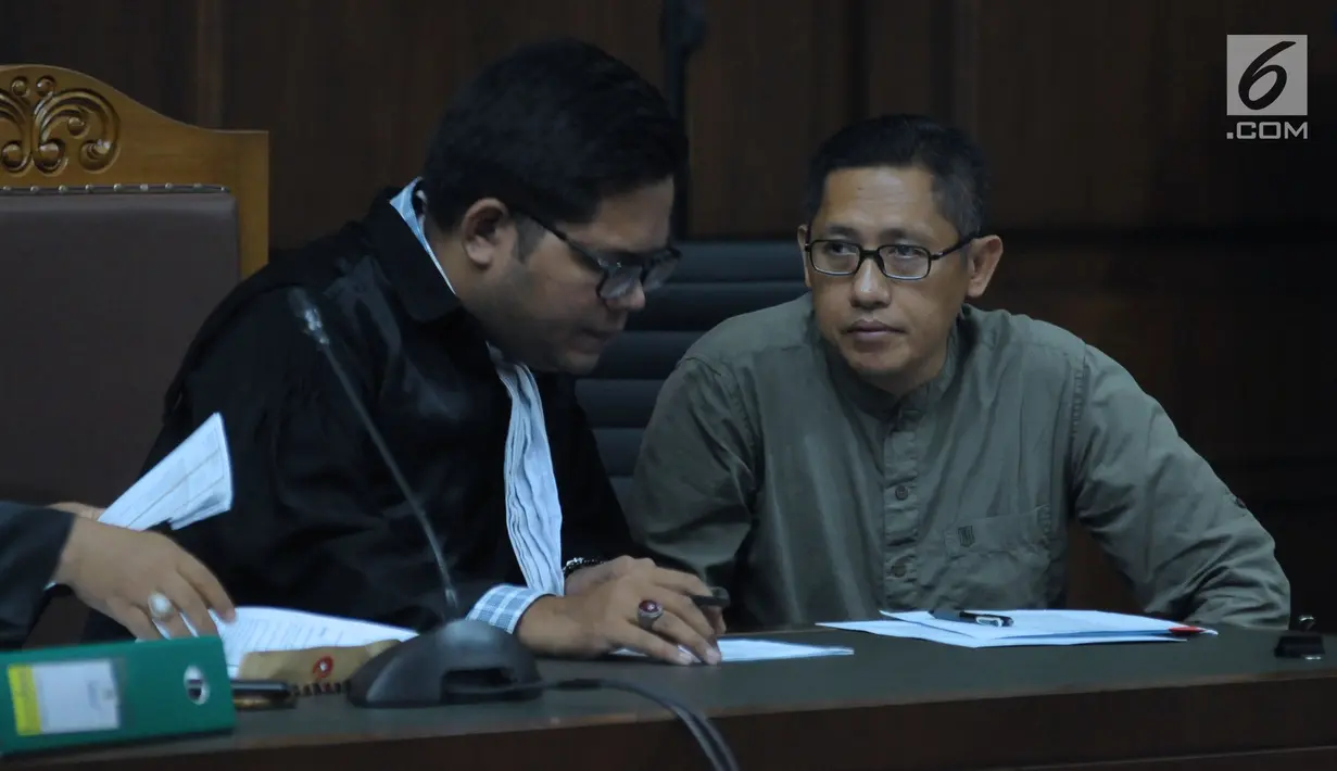 Anas Urbaningrum (kanan) saat mengikuti sidang lanjutan pengajuan PK kasus korupsi dan pencucian uang proyek P3SON Hambalang di Pengadilan Tipikor, Jakarta, Jumat (8/6). Sidang mendengar keterangan saksi. (Liputan6.com/Helmi Fithriansyah)