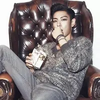 Kini T.O.P harus menyelesaikan 520 hari masa tugasnya. Seperti yang dilansir dari Naver, ia tampak sudah kembali menjalankan tugasnya, walaupun ia menutupi wajahnya dengan masker. (Foto: allkpop.com)