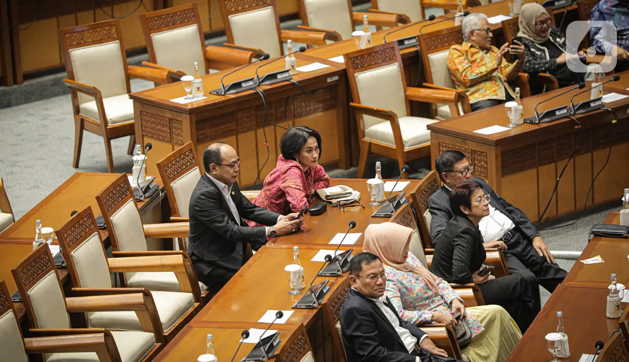 Sebanyak 36 anggota DPR hadir rapat paripurna secara fisik. Sementara, anggota Dewan yang hadir secara virtual sebanyak 215 orang. (Liputan6.com/Faizal Fanani)