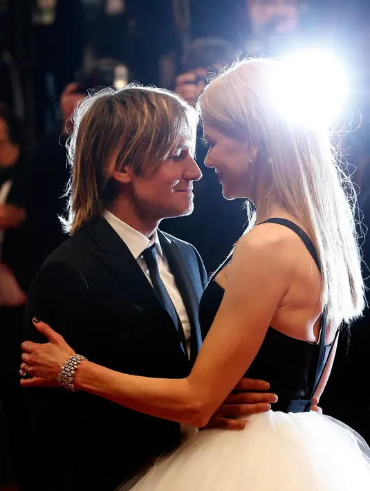 Nicole Kidman dan musisi Keith Urban saling tatap saat berpose seusai pemutaran film The Killing Of A Sacred Deer di karpet merah Festival Film Cannes, 22 Mei 2017. Nicole dan Keith selalu menunjukkan sisi mesra di hadapan publik (AP Photo/Thibault Camus)