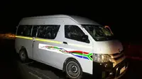 Polisi mengatakan para korban, yang merupakan supir taksi, sedang dalam perjalanan pulang menuju ke Gauteng dari pemakaman rekan mereka di KwaZulu-Natal, Afrika Selatan. Kejadian penyerangan terjadi pada Sabtu malam (21/7/2018) waktu setempat. (Foto: AP)