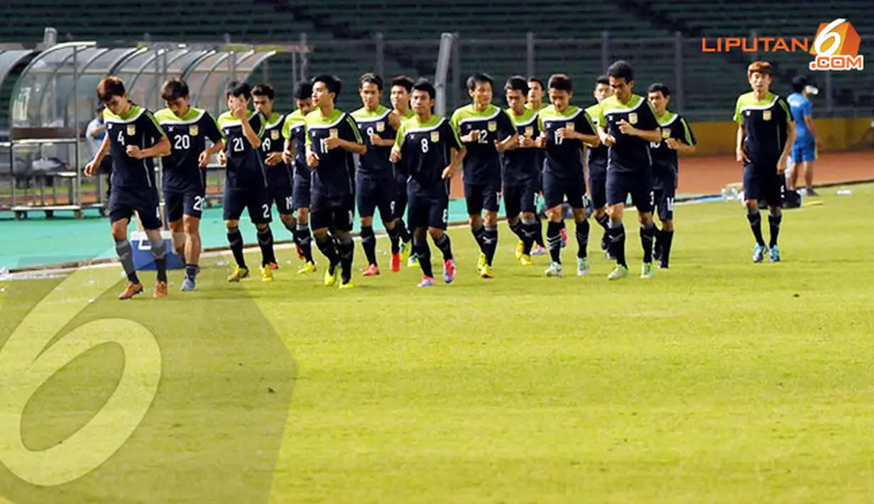 Sebelum memulai latihan para pemain timnas Laos terlihat berlari-lari kecil mengitari Stadion GBK Jakarta (Liputan6.com/Helmi Fithriansyah)