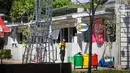 Pengunjung berjalan di kawasan Thamrin 10, Jakarta, Senin (7/9/2020). Sejumlah gerai UMKM masih tampak sepi pengunjung saat masa perpanjang PSBB di kawasan DKI Jakarta. (Liputan6.com/Faizal Fanani)