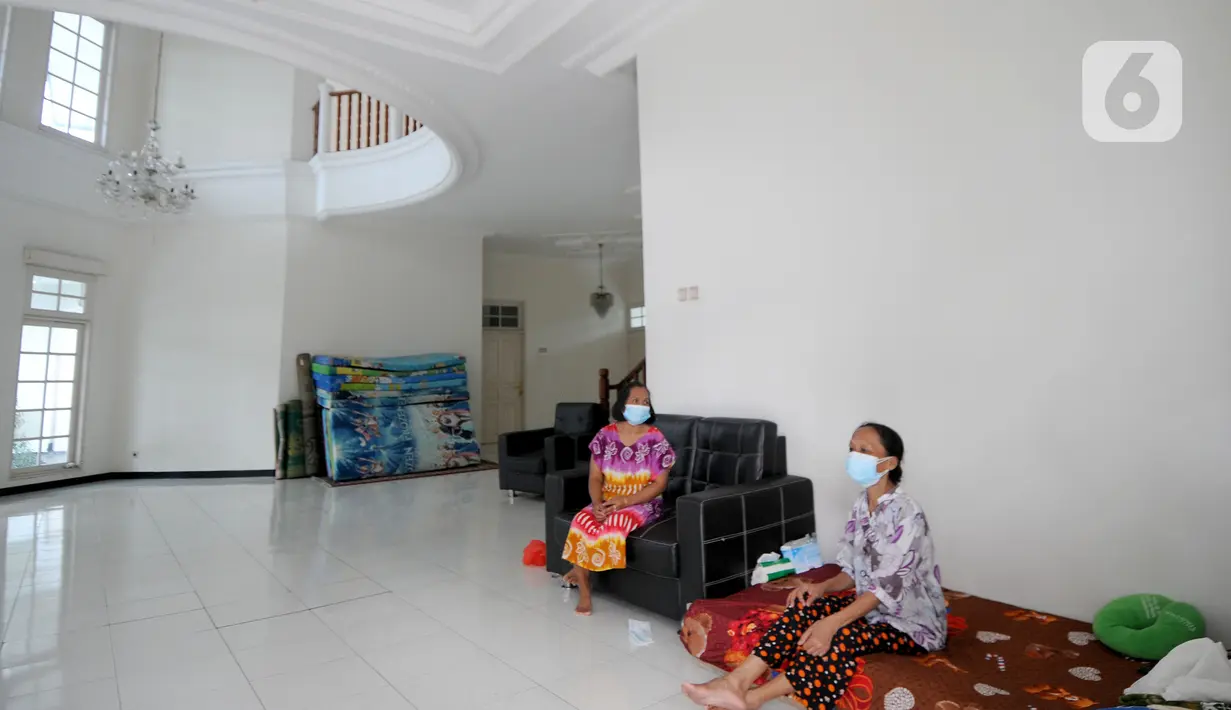 Aktivitas warga positif Covid-19 tanpa gejala yang menjalani isolasi mandiri di sebuah rumah mewah di Jalan MPR 1, Cilandak, Jakarta, Rabu (7/7/2021). Di rumahnya seluas 3000 meter persegi itu, ada empat dari 22 warga yang jalani isolasi mandiri. (merdeka.com/Arie Basuki)
