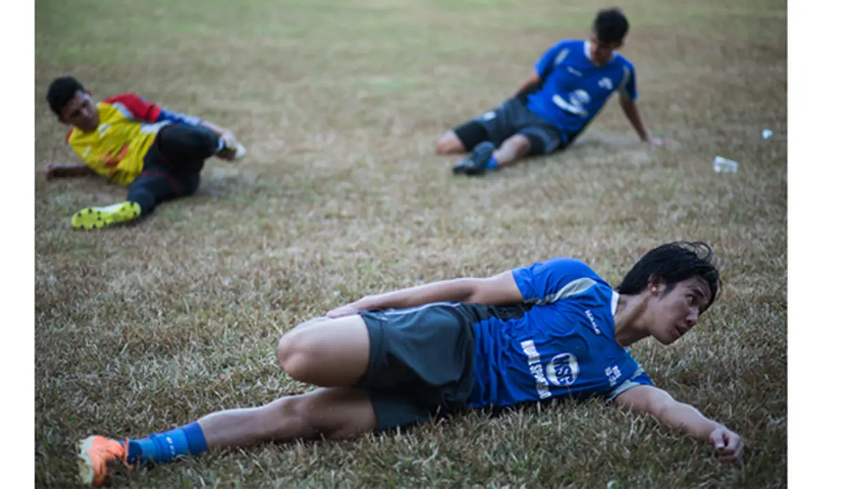 Ryuji Utomo melakukan pendinginan saat latihan bersama Munial Sports Group di Stadion Lebak Bulus, Jakarta. Kini Ryuji memulai mimpi barunya dengan bergabung bersama klub Divisi 2 di Liga Bahrain. (Bola.com/Vitalis Yogi Trisna)