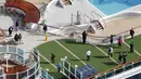 Aktivitas penumpang saat dikarantina di kapal pesiar Diamond Princess di Daikoku Pier Cruise Terminal di Yokohama (7/2/2020). Sebanyak 638 orang dilaporkan meninggal dunia akibat virus corona pada Jumat (7/2). (Sadayuki Goto/Kyodo News via AP)
