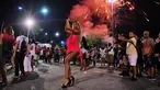 Seorang wanita menari selama sesi latihan oleh sekolah samba Mangueira di Rio de Janeiro, Brasil (21/2). Karnaval Rio de Janeiro akan berlangsung dari 2 Maret hingga 9 Maret 2019. (AFP Photo/Carl De Souza)