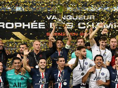 Para pemain PSG merayakan gelar juara Piala Super Prancis usai mengalahkan Rennes di Stadion Shenzhen, China, Sabtu (3/8). PSG menang 2-1 atas Rennes. (AFP/Franck Fife)