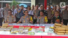 Kapolda Metro Jaya, Komjen Gatot Eddy Pramono memberikan keterangan dalam rilis akhir tahun di Balai Polda Metro Jaya, Jakarta, Jumat (27/12/2019). Selain para tersangka, polisi juga menampilkan barang bukti ganja dengan total mencapai 1 ton. (Liputan6.com/Herman Zakharia)