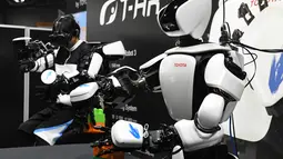 Robot humanoid generasi ketiga T-HR3 bermain lego saat Pameran Robot Internasional 2017 di Tokyo (29/11). Robot T-HR3 merupakan teknologi canggih yang dapat membantu memenuhi kebutuhan mobilitas manusia. (AFP/Toru Yamanaka)