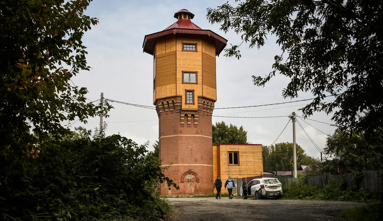 Pemandangan bekas menara air yang dibeli pengusaha Rusia Alexander Lunev dan diubah menjadi apartemen, di kota Tomsk, Siberia pada 7 September 2020. Alexander Lunev mulai membangun kembali menara air yang dibuat pada 1895 tersebut, menjadi sebuah apartemen untuk dirinya. (Alexander NEMENOV / AFP)