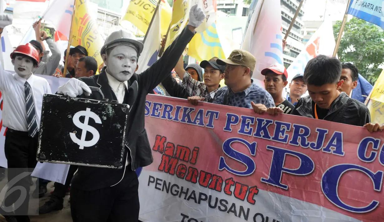 Aksi pantomim Serikat pekerja JICT dan PT Pelindo II saat unjuk rasa di depan KPK, Jakarta, Kamis (11/2). Dalam aksinya, mereka menanyakan pengusutan kasus perpanjangan kontrak JICT yang terindikasi melanggar UU (Liputan6.com/Helmi Afandi)