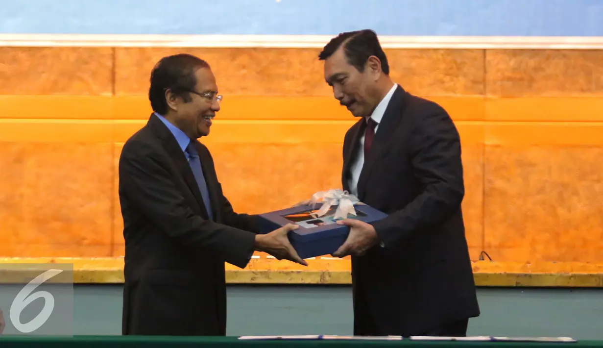 Luhut B. Pandjaitan (kanan) menerima cinderamata dari Rizal Ramli saat serah terima jabatan (sertijab) Menko Bidang Kemaritiman di Gedung BPPT, Jakarta, Kamis (28/7). (Liputan6.com/Angga Yuniar)