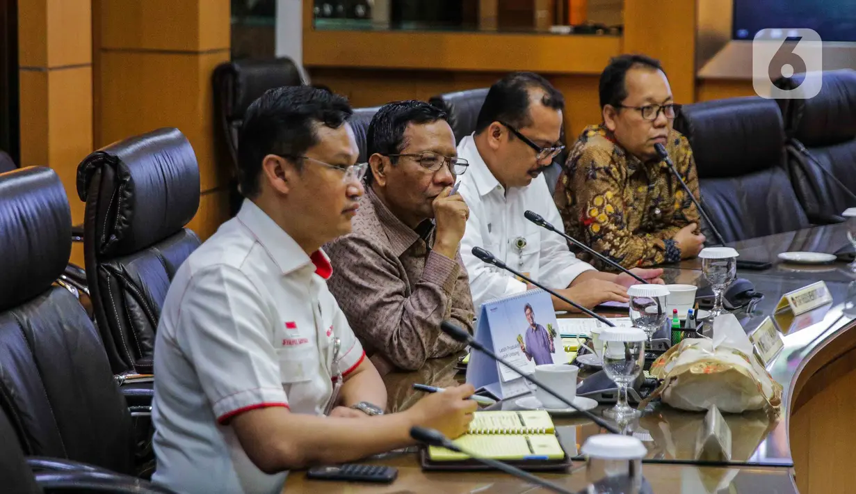 Menko Polhukam Mahfud Md (kedua kiri) saat berbincang dengan jajaran Grup Emtek di Kantor Kemenko Polhukam, Jakarta, Kamis (12/3/2020). Jajaran Grup Emtek mengunjungi Mahfud Md untuk bersilatuhrami. (Liputan6.com/Faizal Fanani)