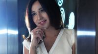 Dena Rachman saat melakukan sesi pemotretan di Jakarta, Jumat, (4/12). (Liputan6.com/Gempur M Surya)