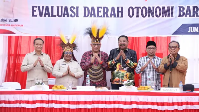    KIPP Papua Pegunungan: Ribka Tancapkan Bendera Persatuan di Tanah Baru   Dari Pegunungan ke Ibu Kota: KIPP Papua, Mimpi yang Jadi Kenyataan   Ribka Serukan 'Satu Hati, Satu Papua' di Peresmian KIPP yang Bersejarah   KIPP Papua Pegunungan Lahir: Era Baru Dimulai, Persatuan