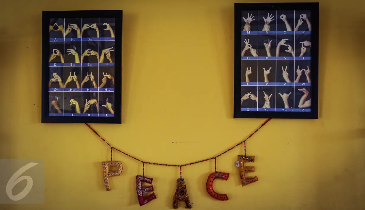 Bingkai bergambar bahasa isyarat tertempel di dinding kafe Finger Talk di Pamulang, Tangsel, Sabtu (20/2). Kafe ini merupakan kafe pertama dan satu-satunya di Asia Tenggara yang mempekerjakan tunarungu sebagai pelayan dan koki. (Liputan6.com/Fery Pradolo)