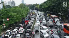 Kendaraan terjebak kemacetan saat melintas di sekitar TPU Karet Bivak, Jakarta, Sabtu (4/5). Ramainya warga yang berziarah jelang Ramadan menimbulkan kemacetan di kawasan tersebut akibat banyak parkir liar serta warga yang berlalu lalang. (Liputan6.com/Immanuel Antonius)