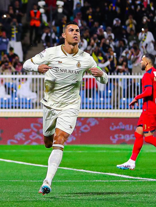 Pemain Al Nassr, Cristiano Ronaldo berselebrasi setelah mencetak gol ke gawang Damac FC pada laga lanjutan Liga Arab Saudi di Prince Sultan bin Abdulaziz Sports City Stadium, Abha, Arab Saudi, Sabtu (25/2/2023) malam WIB. CR7 berhasil mencetak hattrick pada menit ke-18, 23', dan 44'. (Twitter/@AlNassrFC)