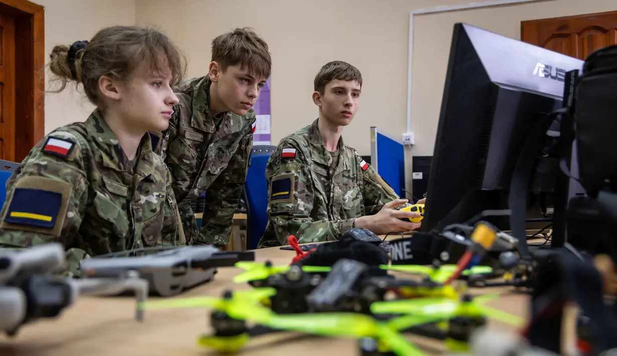 Peluncuran kursus ini terjadi di tengah meningkatnya ketegangan dan kekhawatiran tentang keamanan udara Polandia, menyusul insiden serangan drone yang melibatkan Rusia. (Wojtek RADWANSKI/AFP)