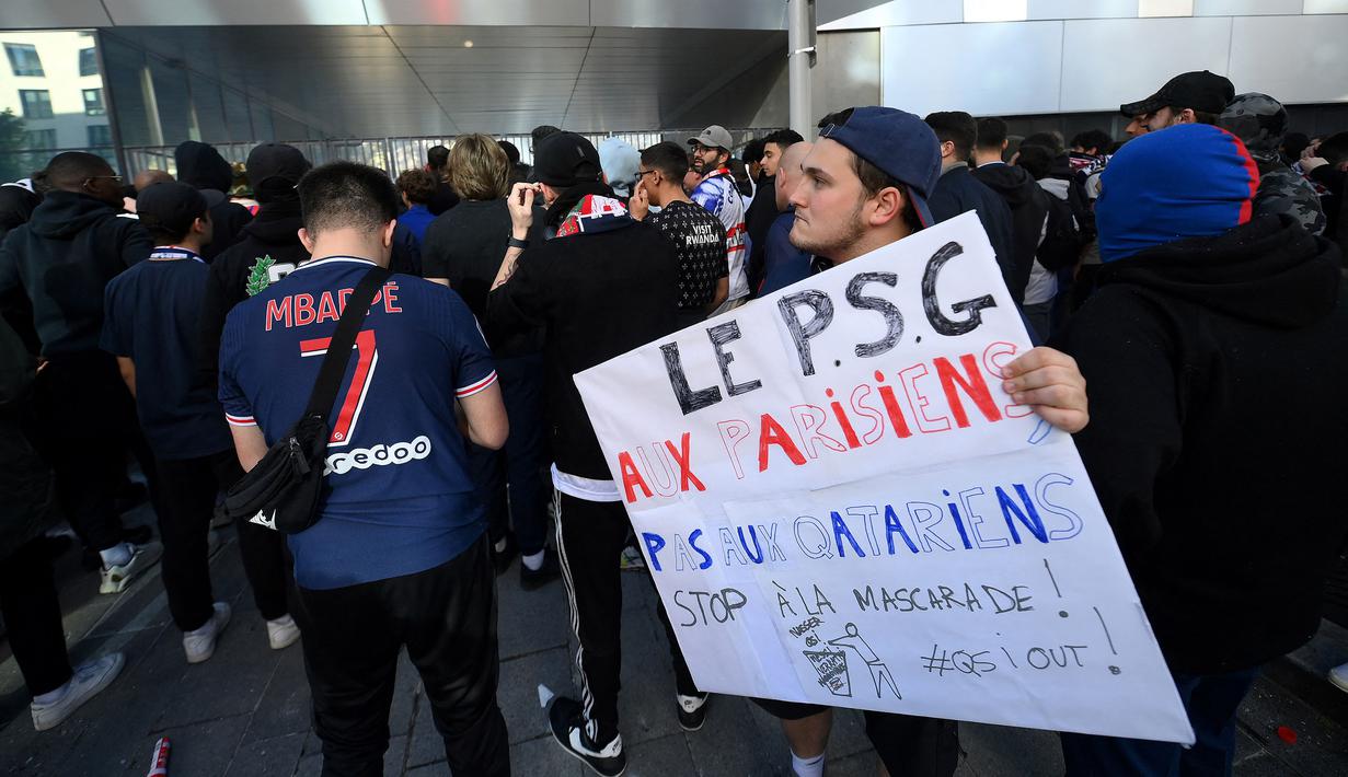 Sekelompok pendukung PSG melakukan aksi demo yang berlangsung di luar kantor klub pada Rabu (3/5/2023) waktu setempat. Salah satu sasaran aksi ini adalah meminta Lionel Messi, Marco Veratti, dan Neymar untuk hengkang dari klub. Messi saat ini tengah menjalani masa hukuman di PSG setelah bintang Timnas Argentina tersebut mangkir latihan dan pergi ke Arab Saudi tanpa persetujuan klub. (AFP/Franck Fife)