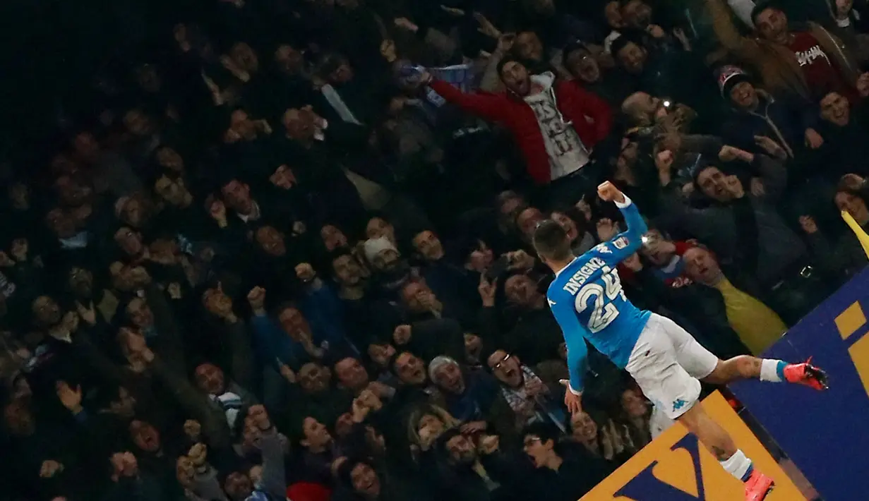 Pemain Napoli, Lorenzo Insigne, merayakan gol yang dicetaknya ke gawang AC Milan dalam laga Serie A Italia di Stadion San Paolo, Naples, (22/2/2016). (AFP/Carlo Hermann)