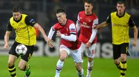 Robert Lewandowski dan Laurent Koscielny bersaing merebutkan bola pada Liga Champions Grup F antara Borussia Dortmund vs Arsenal di Dortmund,(6/11/2013).(AFP/Odd Andersen)