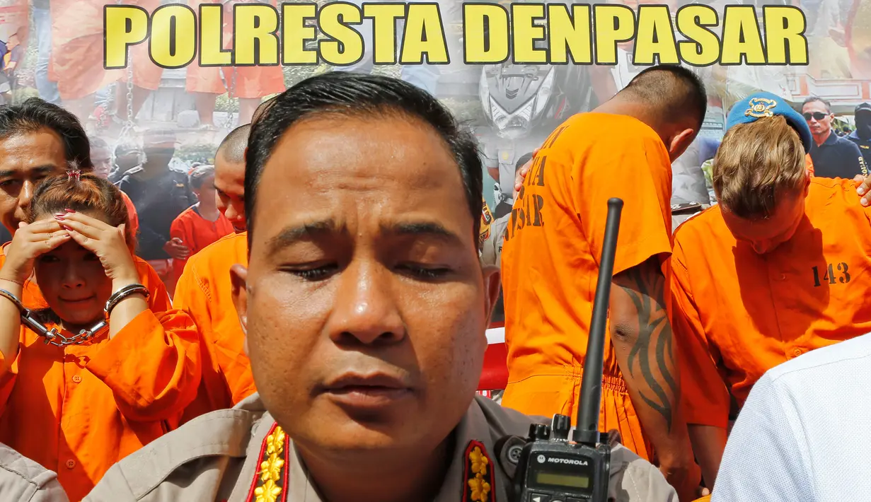 Kapolresta Denpasar Kombes Pol Ruddi Setiawan memberi keterangan terkait penangkapan dua warga Australia terkait kasus narkoba di Mapolresta Denpasar, Bali, Selasa (23/7/2019). Polisi menyita barang bukti satu paket kokain dengan berat bersih 1,12 gram. (AP Photo/Firdia Lisnawati)