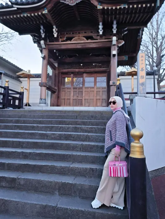 Kali ini, ia membawa Hermes Birkin 35 Fringe dengan harga sekitar Rp1,3 Milyar [@princessyahrini]